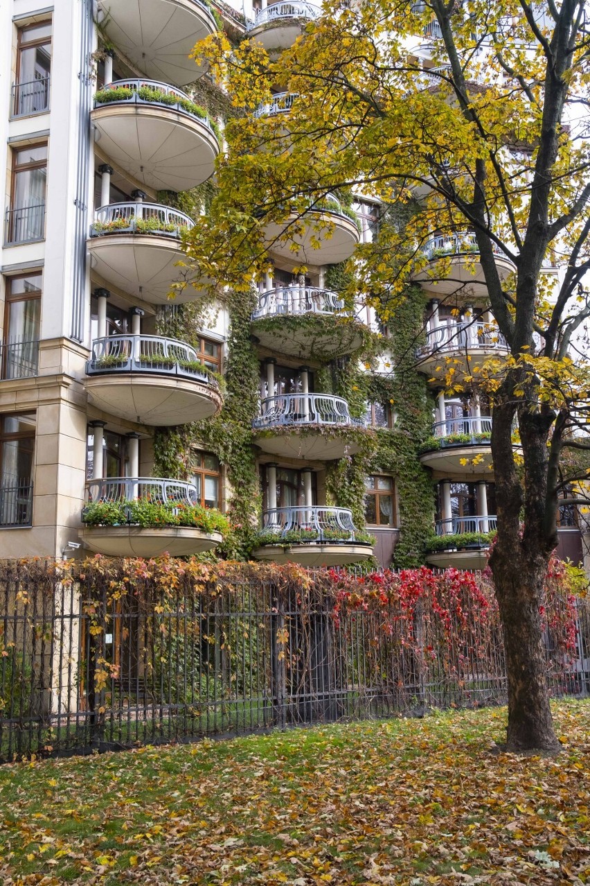 Warszawski budynek jesienią naprawdę zachwyca. Balkony w stylu art deco przy ulicy Niecałej