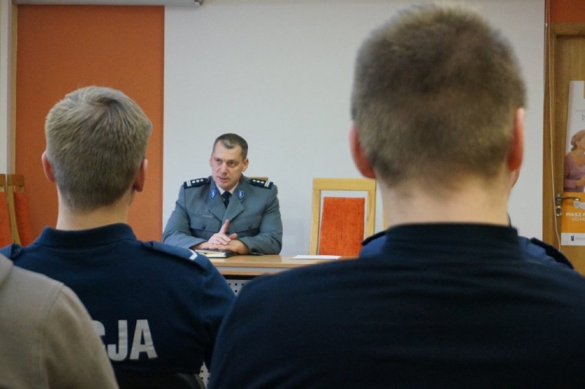 Kłobuck: szef kłobuckich mundurowych spotkał się z policjantami w służbie przygotowawczej