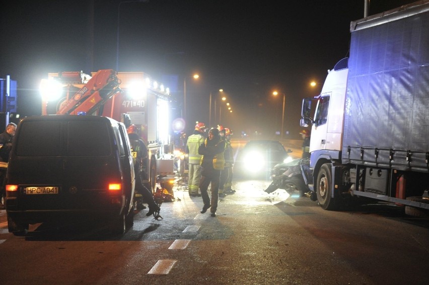 Zderzenie auta osobowego z ciężarowym w Lipnie. Dwie osoby nie żyją!
