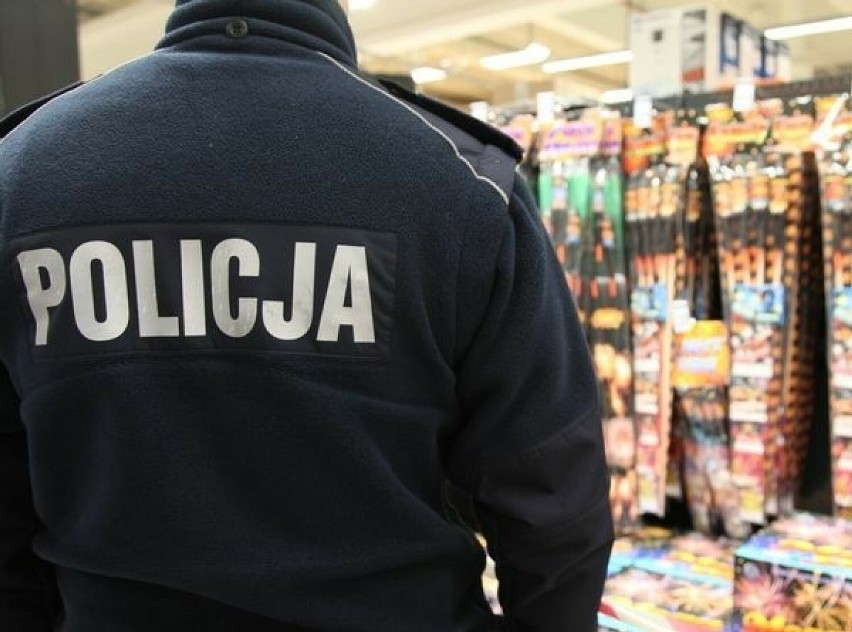 Policjuanci z Żar kontrolują punkty sprzedaży fajerwerków