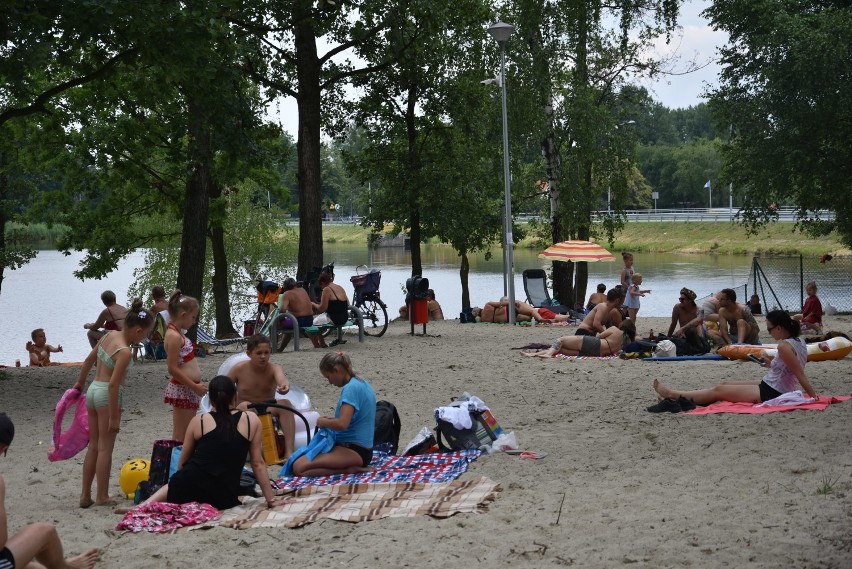 Tłumy na Pniowcu w niedzielę! Setki rybniczan na nowym kąpielisku!