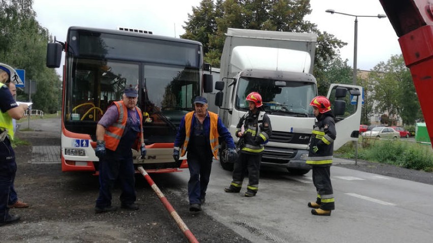Tarnowskie Góry: Ciężarówka zderzyła się z autobusem miejskim w Lasowicach. 2 kobiety ranne [ZDJĘCIA]