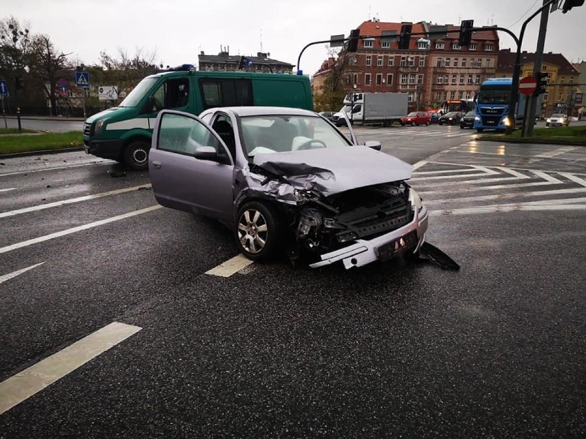 Wypadek na placu Poznańskim w Bydgoszczy. Jedna osoba trafiła do szpitala 