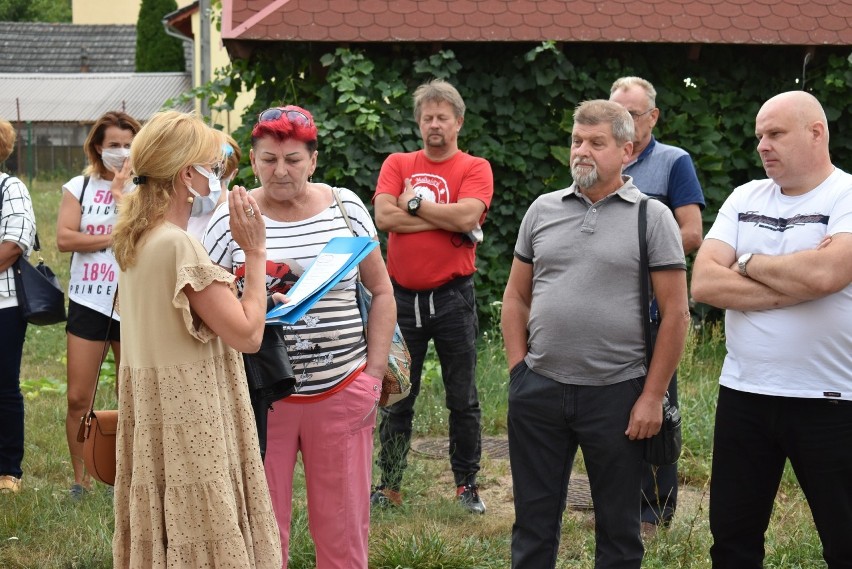 Mieszkańcy Połupina zebrali się przy świetlicy, aby...