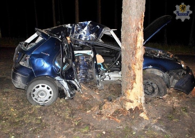 Wypadek w Szlachcie - nie żyje 24-letni kierowca