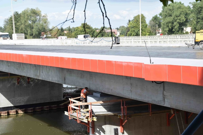 Nowy most w Malborku - wylewają asfalt, jeszcze w tym miesiącu będzie można jechać