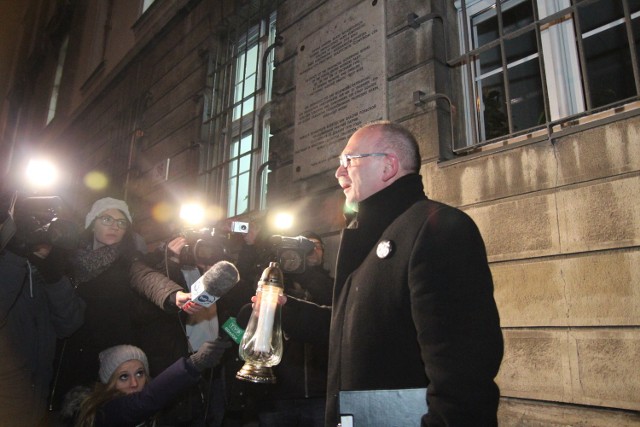 W ramach rocznicy Grudnia '70 zapalono znicze pod pamiątkową tablicą KW PZPR i w miejscu śmierci Antoniego Browarczyka w Gdańsku