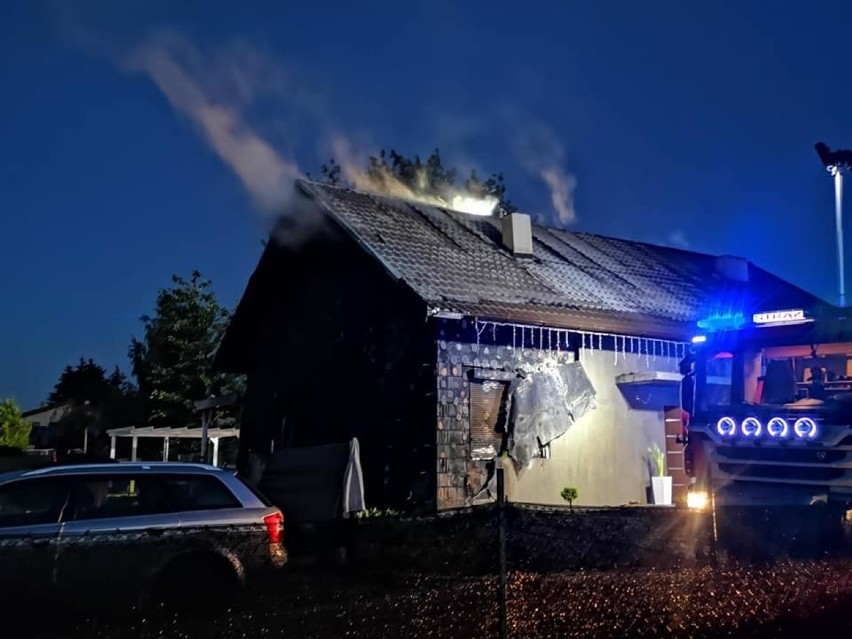 Pożar domu pod Wrocławiem. 7 zastępów strażaków w akcji (ZDJĘCIA)