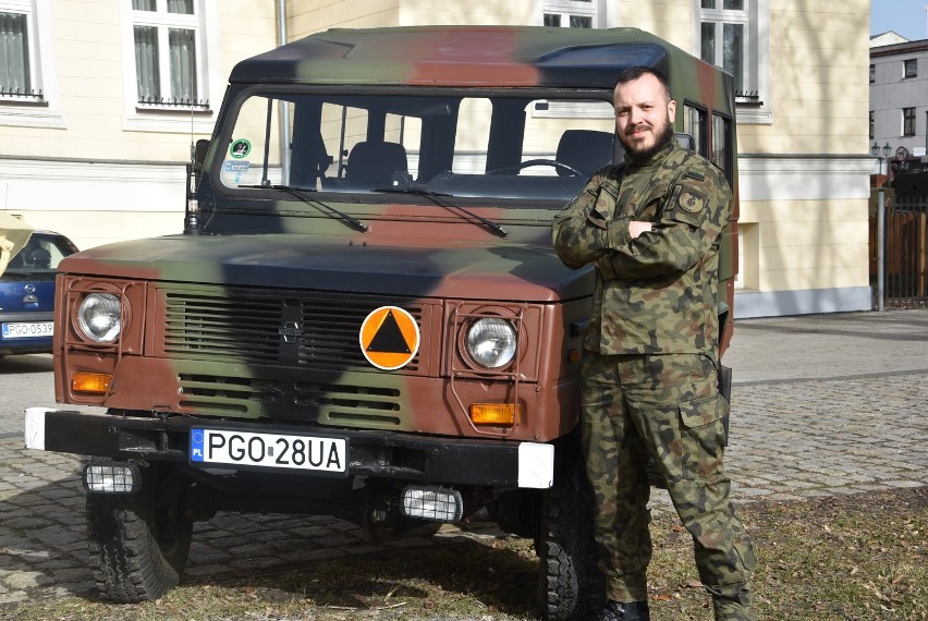 Pasjonaci militarnej motoryzacji. Te auta na ulicach Grodziska wzbudzają niemałe zainteresowanie!