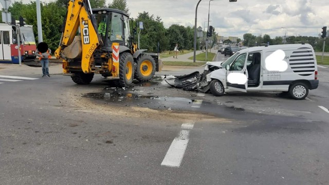 Bydgoscy strażacy odebrali wezwanie do zdarzenia w piątek, 27 sierpnia, o godz. 13.23. Na skrzyżowaniu ul. Toruńskiej i Kazimierza Wielkiego zderzyły się koparka i samochód osobowy.