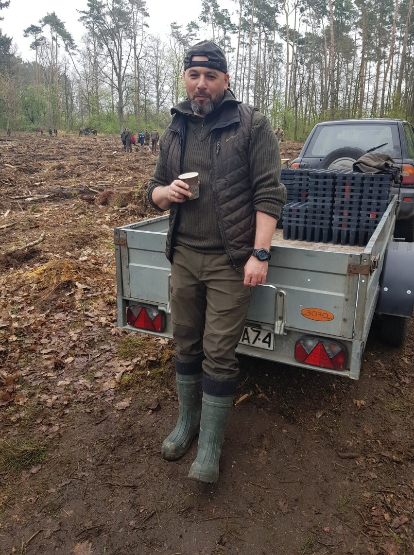 Pracownicy Nadleśnictwa Legnica sadzili las na terenie leśnictwa Dobrzejów