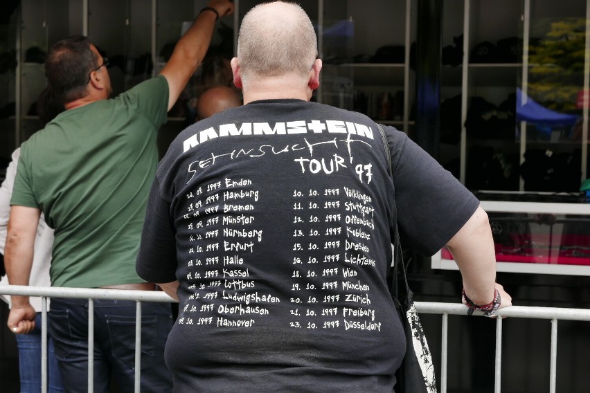 Koncert Rammstein w Warszawie. Tłumy fanów niemieckiej kapeli zmierzają na PGE Narodowy