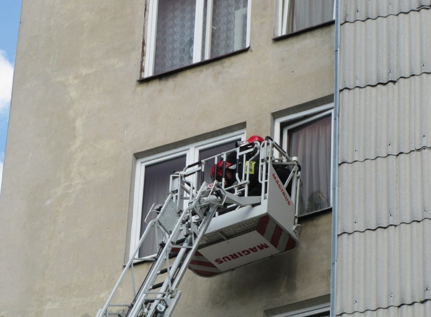 Ul. Głęboka: Straż pożarna weszła do mieszkania przez okno