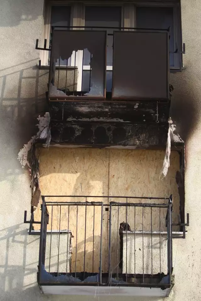 Spaliło się wyposażenie dużego pokoju, z którego było wyjście na balkon. Okno balkonowe zabito płytami