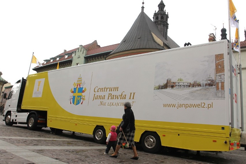 Mobilne muzeum Jana Pawła II wyrusza w trzyletnią podróż po Polsce [ZDJĘCIA, VIDEO]