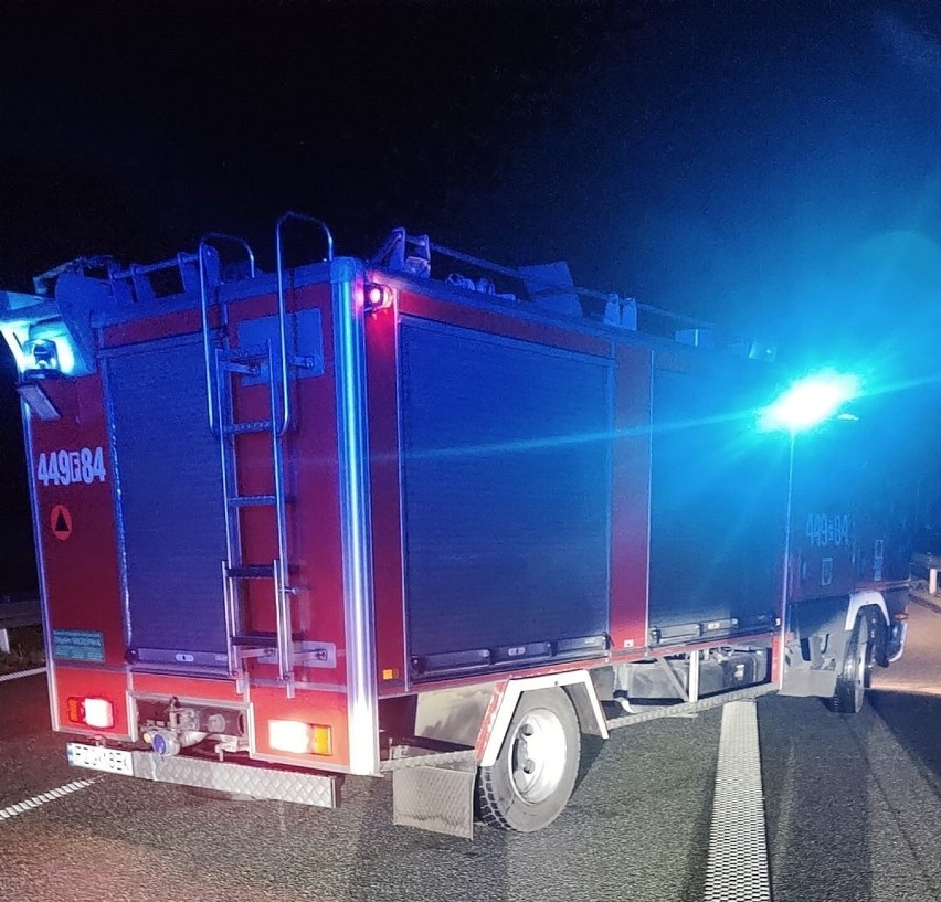 Wypadek pod Żaganiem na A18. Po zderzeniu z ciężarówką z osobówki został wrak...