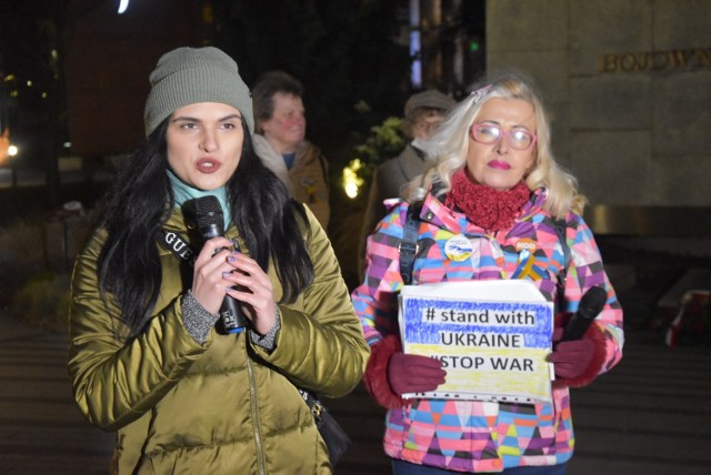 Wiec rozpoczął się od odśpiewania hymnu Ukrainy, a następnie zebrani apelowali do społeczności międzynarodowej o jak najszybsze zakończenie wojny.