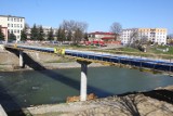 Konstrukcja kładki rowerowej przy moście Lwowskim już zamontowana. Kiedy wszystkie 3 kładki będą gotowe? [ZDJĘCIA]