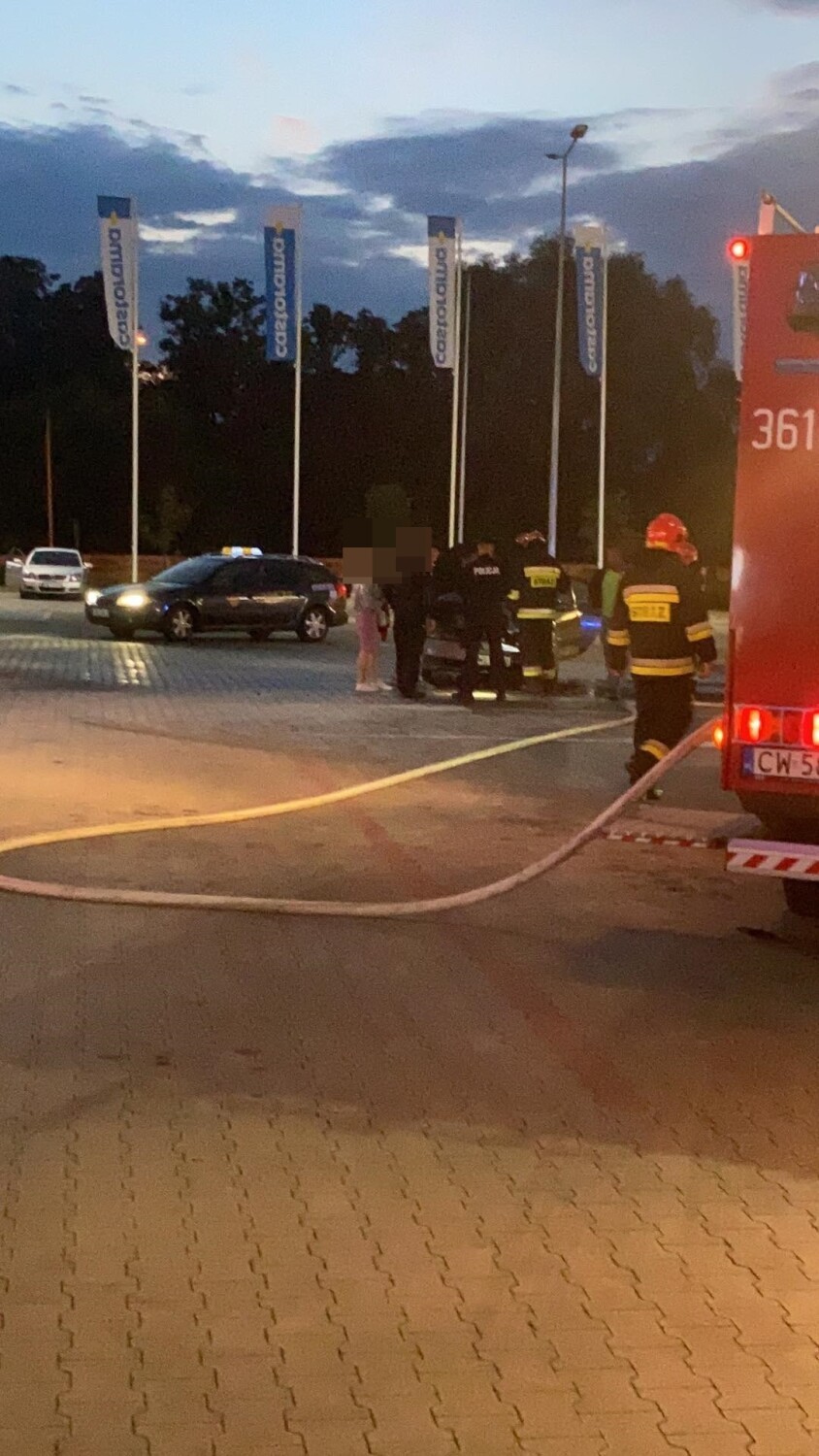 Pożar samochodu na parkingu Parku Kujawia we Włocławku