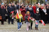 Lębork obchodzi Święto Niepodległości. Capstrzyk, msza święta, uroczystość na skwerze i wspólne śpiewanie