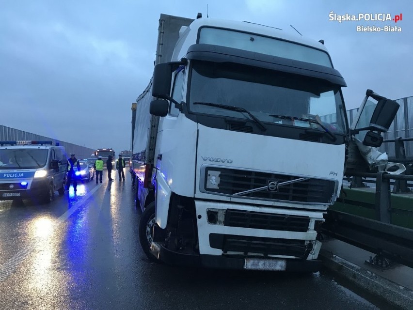 Śmiertelny wypadek na S-1 w Rybarzowicach. Zginął 64-letni Białorusin. Kierowca tira wypadł z kabiny