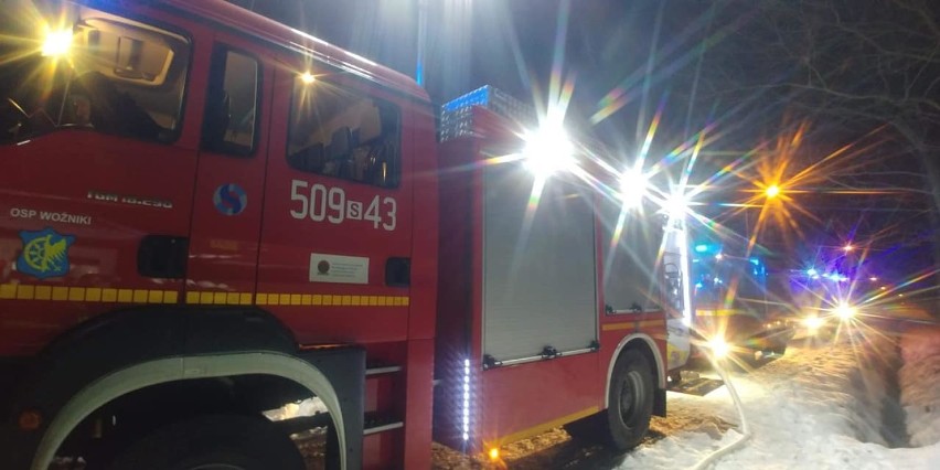 Groźny pożar w gminie Woźniki. W sobotę wieczorem w płomieniach stanął budynek garażowy ZDJĘCIA