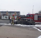 Pożar samochodu przy M1 w Radomiu. Auto całkowicie stanęło w płomieniach. W akcji straż pożarna