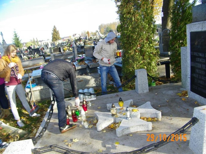 Żarki: uczniowie Zespołu Szkół w Żarkach sprzątali cmentarz przed Wszystkich Świętych [ZDJĘCIA]