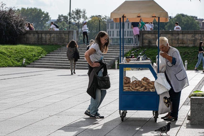 Piękna jesień w Krakowie. Mieszkańcy wypoczywają nad Wisłą [ZDJĘCIA]