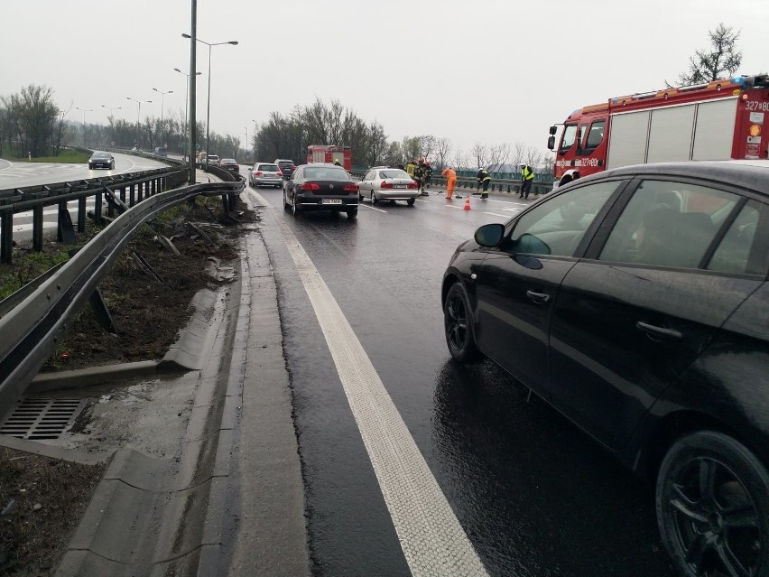 Samochód BMW uderzył w bariery na autostradzie w Balicach