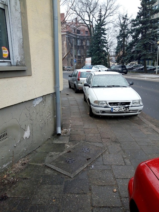 Tymczasem w piątek, 16 marca w Zielonej Górze czuć już weekend. Inne znaczenie tego terminu zdają się jednak mieć pojazdy autodrani.  Tak tłoczno wygląda ulica Towarowa w Zielonej Górze. - Tą drogą chodzą często ludzie starsi i niepełnosprawni (a raczej chcieliby) do przychodni... Straż miejska wskazana co najmniej raz dziennie i szybko Zielona będzie bogatsza niż Nowy York. A dodatkowo stoi tam znak zakaz zatrzymywania - napisał do nas Czytelnik.