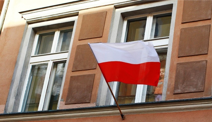 Będzie nowa flaga, godło i hymn Polski? Rząd chce dodać... krzyż