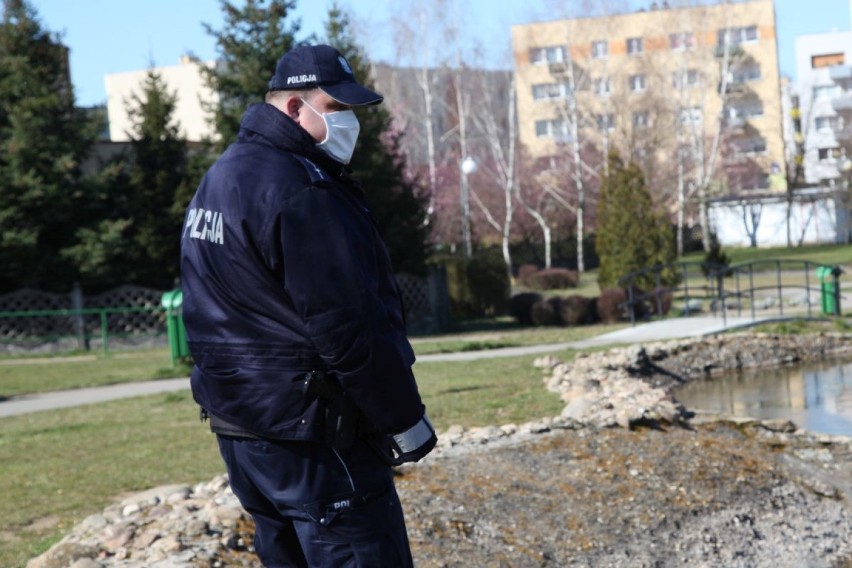 Policjanci patrolują ulice wraz z innymi służbami. Policją,...