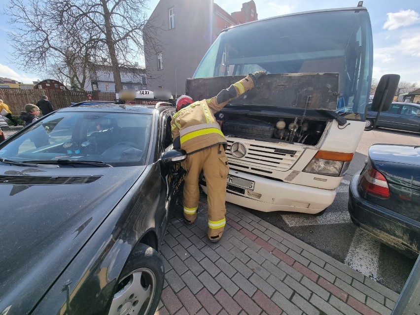 Wypadek w Przemyślu. Reanimowano kierowcę busa kursującego na trasie Przemyśl - Medyka [ZDJĘCIA]