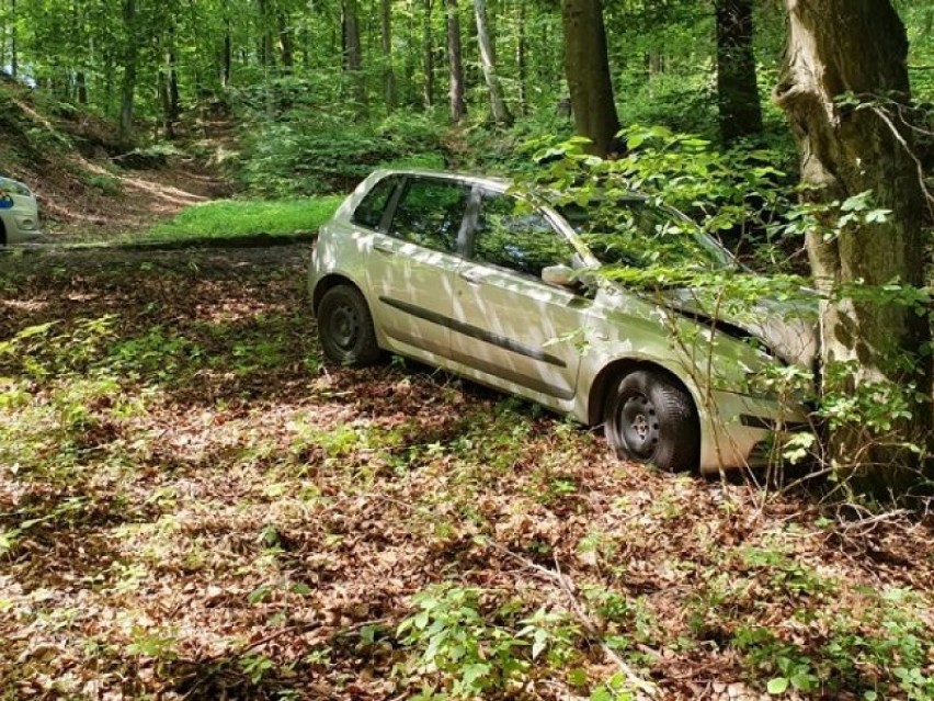 Znaleziono rozbity samochód na Kalwarii Wejherowskiej [ZDJĘCIA]