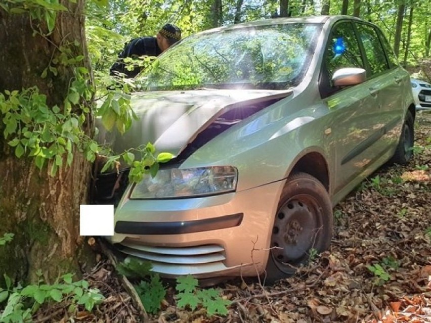 Znaleziono rozbity samochód na Kalwarii Wejherowskiej [ZDJĘCIA]