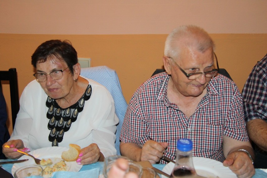 Seniorzy spotkali się w restauracji „Ministerstwo Kotleta”,...