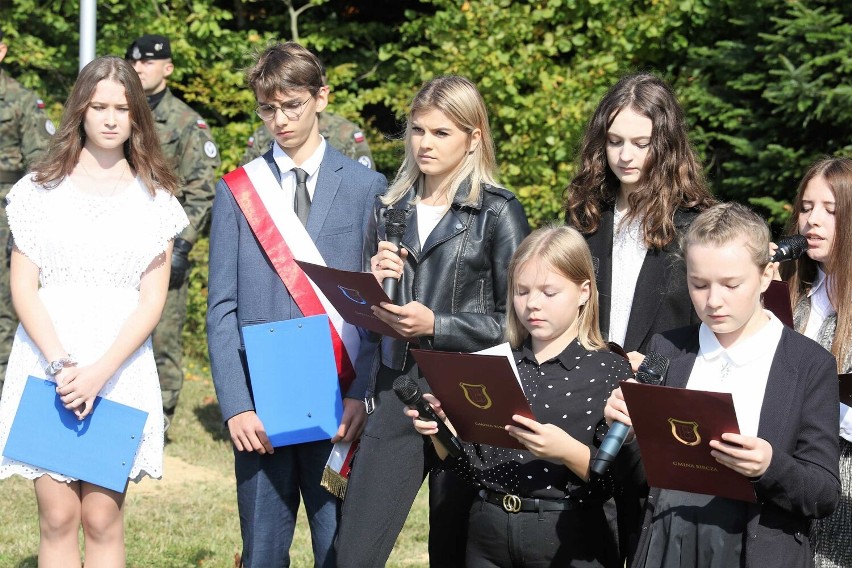 Uroczystości rocznicowe na wzgórzu Chomińskim koło Birczy.