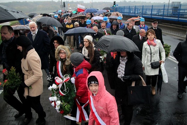 Pomimo deszczu wierni licznie zebrali się na włocławskiej tamie