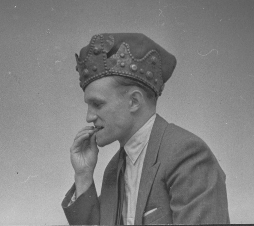 Portret Zbigniewa Raszewskiego, który na głowie ma czapkę...
