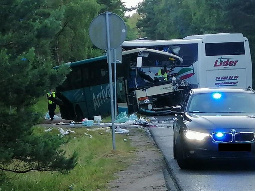 Między Dźwirzynem, a Rogowem zderzyły się dwa autobusy. Jest wielu rannych