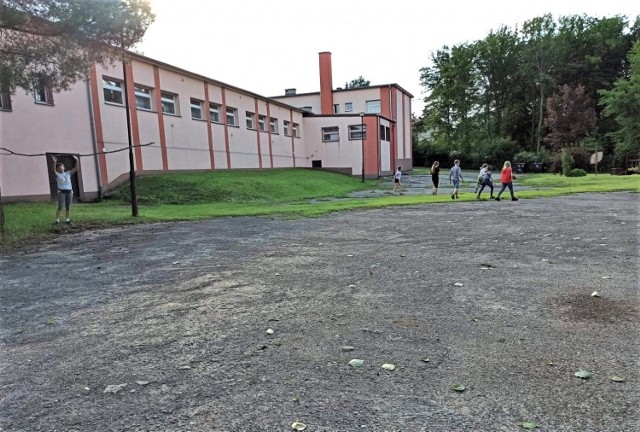 Dzieci ze Szkoły Podstawowej w Sienicznie muszą użyć wyobraźni, by obecnie stworzyć sobie namiastkę boiska sportowego.