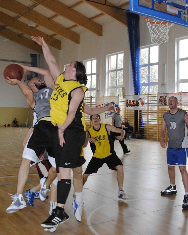 Ligowe zmagania amatorów basketu odbywały się pod patronatem Dziennika Bałtyckiego.