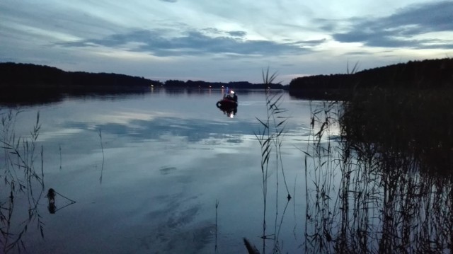 W te wakacje nad jeziorem w Kuźnicy Zbąskiej na tzw. dzikiej plaży utonął 18-latek