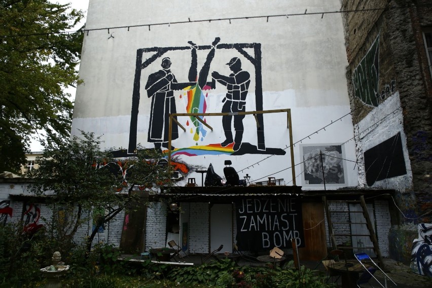 Szokujący mural w centrum Warszawy. Ksiądz i policjant piłują powieszone na szubienicy ciało osoby LGBT+