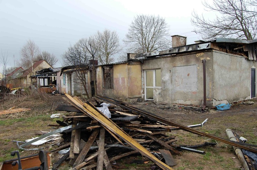 Ogień strawił parterowy budynek w Różewie. Dwie rodziny straciły dach nad głową