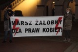 Marsz żałobny dla praw kobiet w Zamościu. Setki mieszkańców wyszło na ulice miasta aby sprzeciwić się wyrokowi TK. Zobacz Zdjęcia