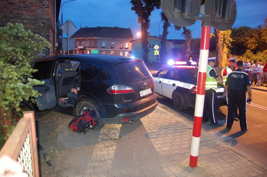 ZBĄSZYŃ. Policyjny pościg. Złodziej rozbił auto [ZDJĘCIA, VIDEO]