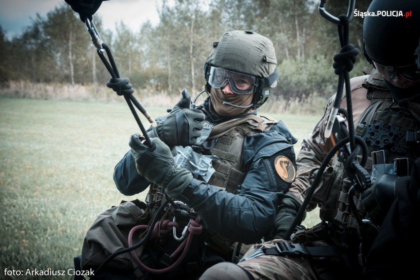 Pierwszy raz na Śląsku policyjni komandosi trenowali z wykorzystaniem śmigłowca Black Hawk [ZDJĘCIA, WIDEO]