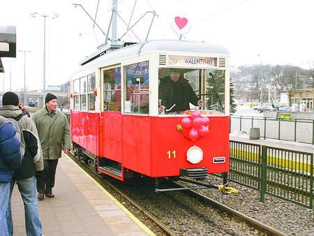 Zakochani są wśród nas. Można się było o tym przekonać w walentynkowym tramwaju. Na zdjęciu Agnieszka Karcz i Tomasz Żgaj.	Fot. Robert Kwiatek